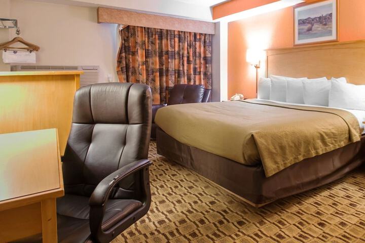 1 Queen Bed (4 of 14)