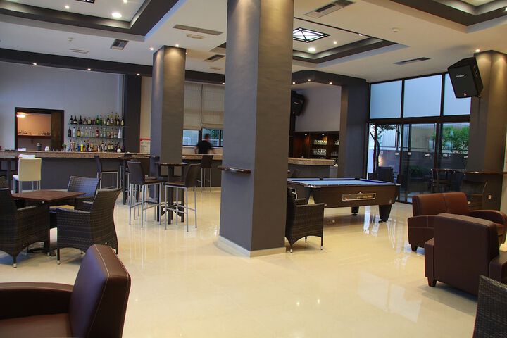 Lounge 44 of 58
