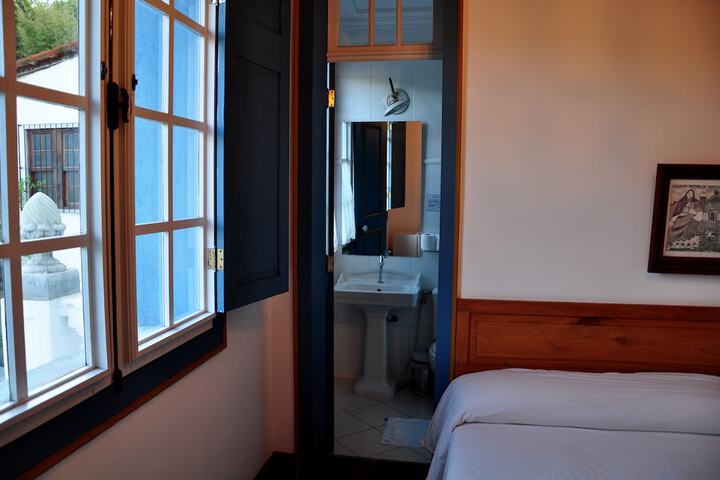 Room 17 of 106