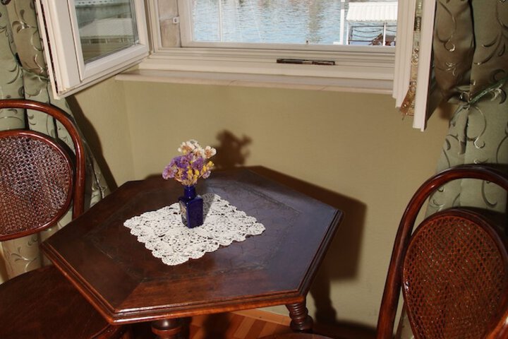 Room 18 of 33