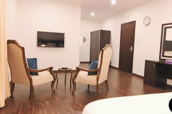 Room 8 of 17