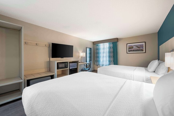 1 Queen Bed High Speed Internet Accessible 50 Inch Flat Screen Television Microwave and Refrigerator, Coffee Maker, Hairdryer Full Breakfast (14 of 15)