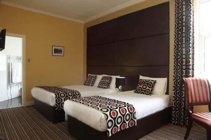 Room 7 of 32