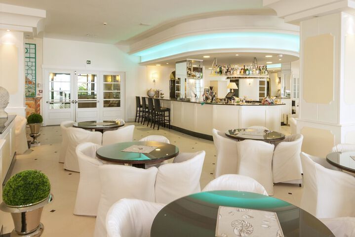 Lounge 53 of 79
