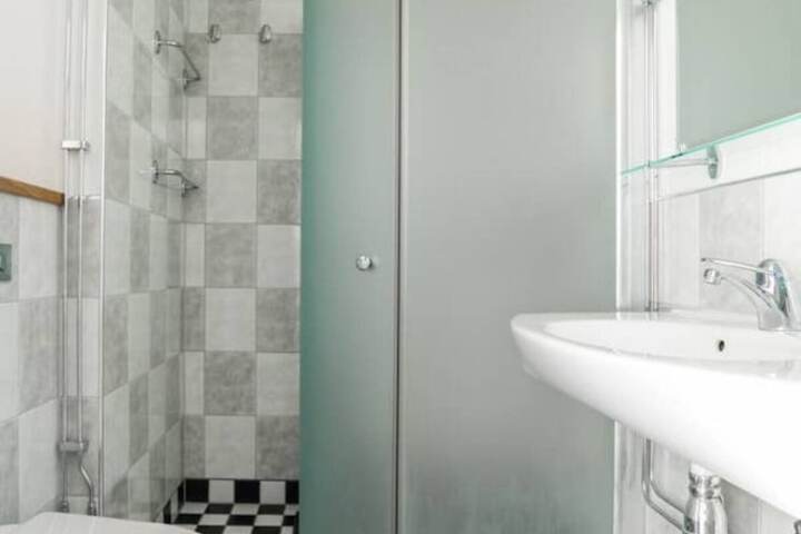 Room 780 of 865