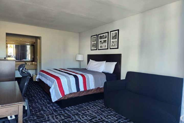 1 King Bed (3 of 5)