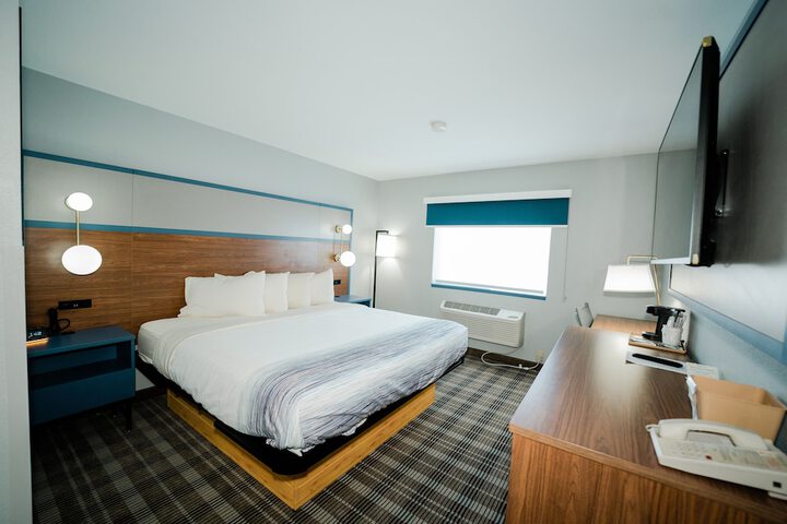 1 King Bed (1 of 18)