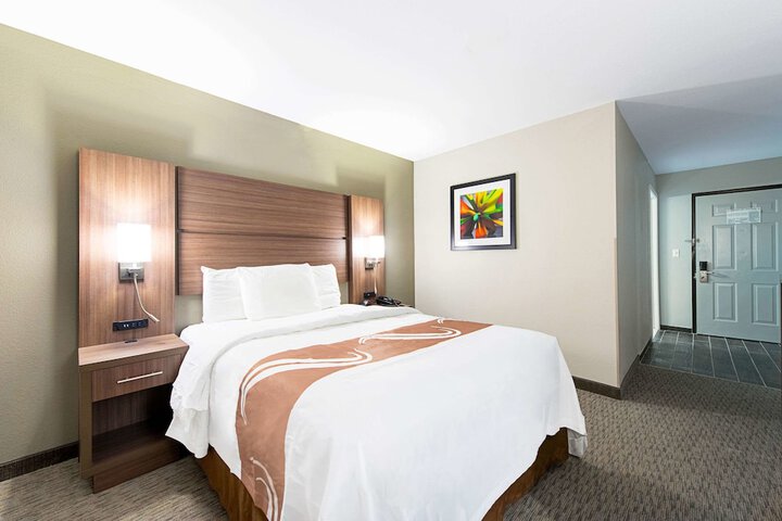 1 Queen Bed Accessible (5 of 10)