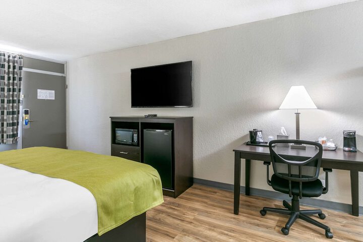 1 King Bed Accessible (8 of 17)
