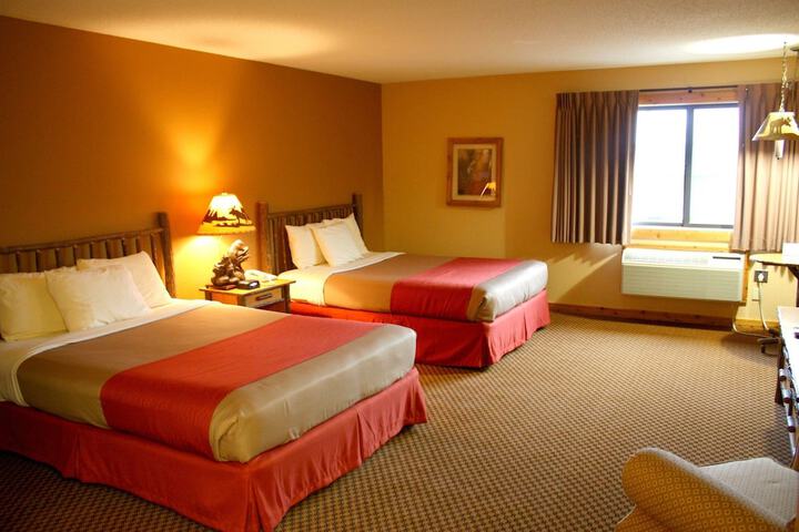 2 Queen Beds (2 of 2)