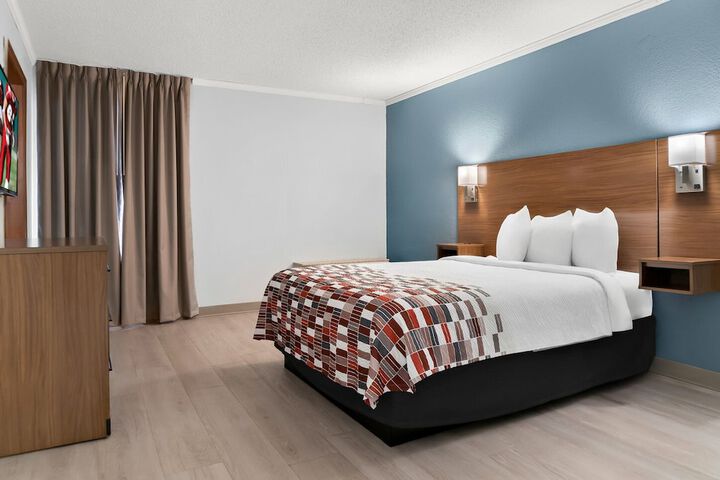 Deluxe Queen Bed (12 of 20)