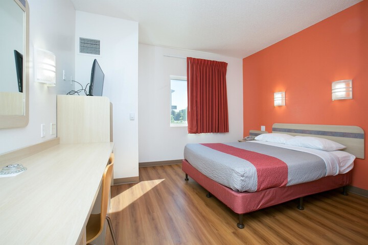 1 Queen Bed (5 of 15)