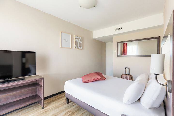 Room 5 of 33