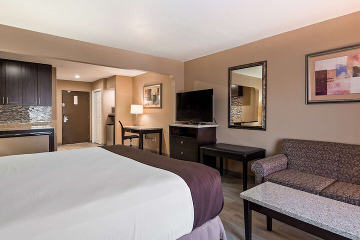 1 King Bed Sofa For Sitting Microwave and Refrigerator Oversized Room Desk Continental Breakfast (13 of 17)