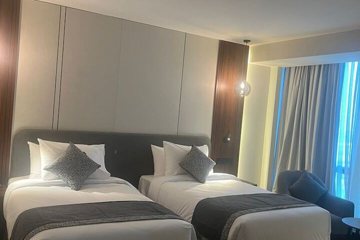 Room 4 of 12