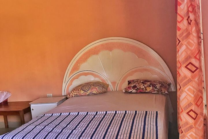 Room 6 of 9