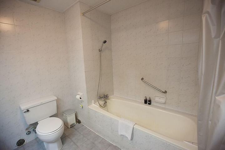 Deep soaking bathtub