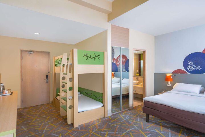 Room 14 of 65
