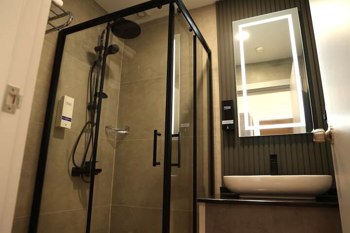 Room 83 of 108
