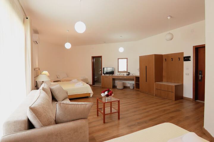 Room 33 of 187