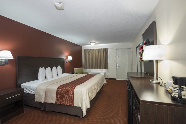 Deluxe King Bed (3 of 13)