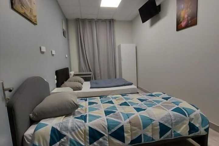 Room 8 of 10