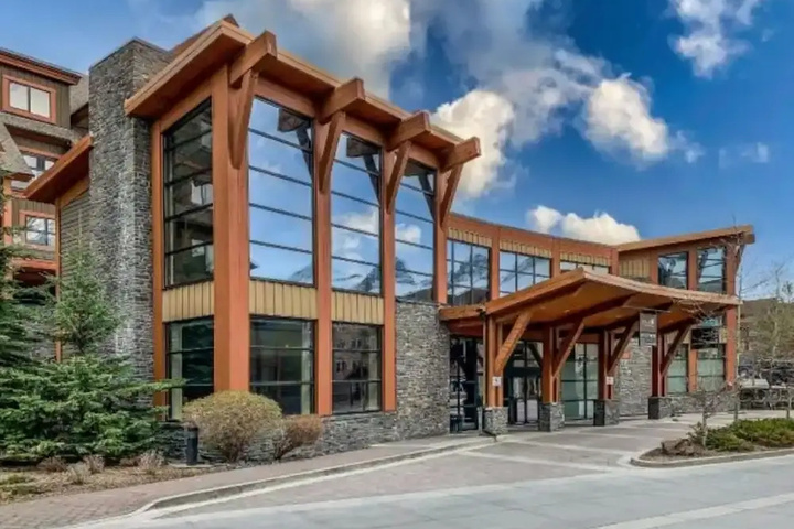 Luxury 3-Br Penthouse | INDOOR Pool & Hot Tub | Pool Table | 2 Decks + Mtn Views