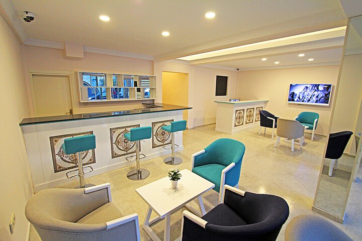 Lounge 12 of 14