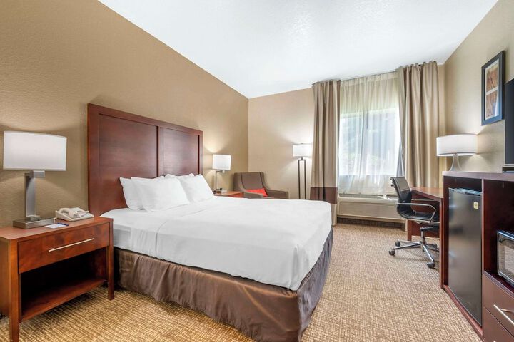 1 Queen Bed (7 of 16)