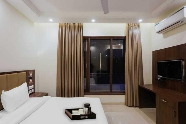 Room 6 of 11