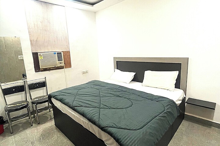 Room 9 of 14