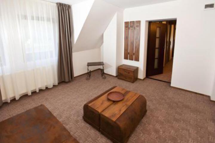 Suite 5 of 8