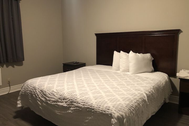 1 Queen Bed (18 of 33)
