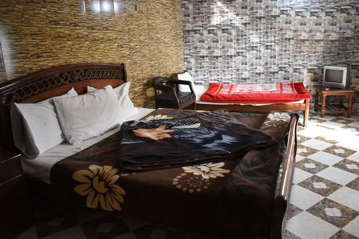 Room 4 of 8