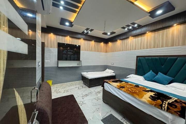 Room 6 of 17