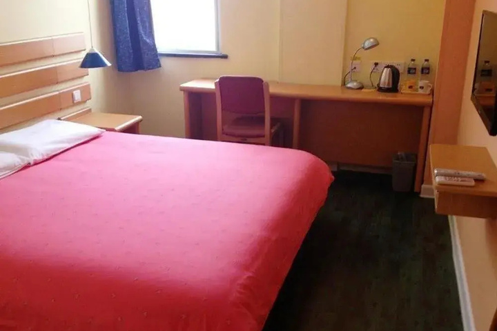 Room 6 of 12