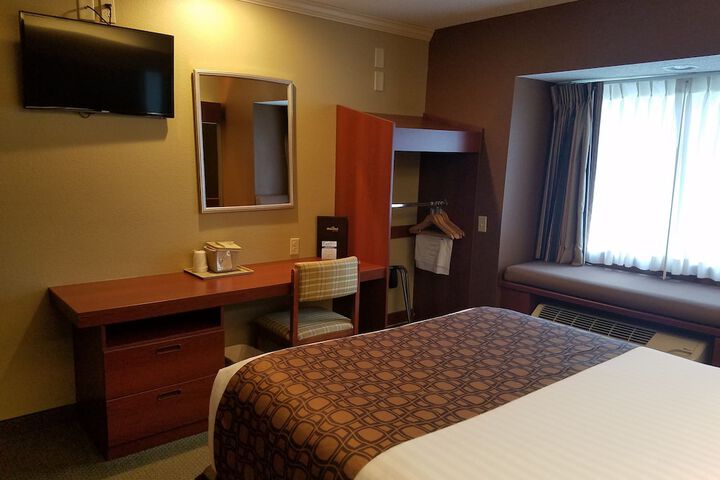 1 Queen Bed (6 of 34)