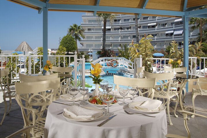 Swim-up bar