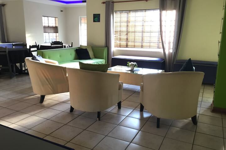Lounge 34 of 44