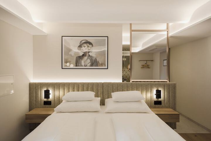 Room 31 of 77
