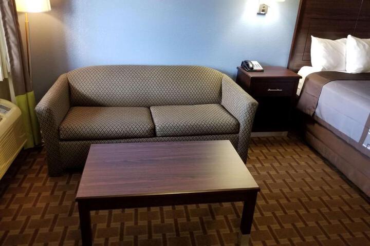 1 King Bed High Speed Internet Accessible Microwave and Refrigerator Desk Flat Screen Televi (3 of 16)