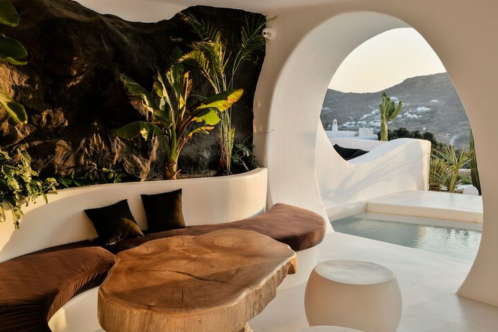 Lounge 102 of 115