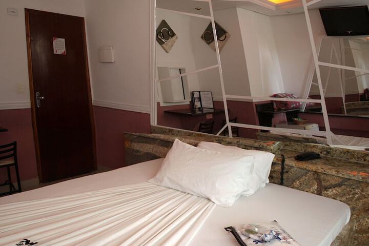 Room 4 of 10