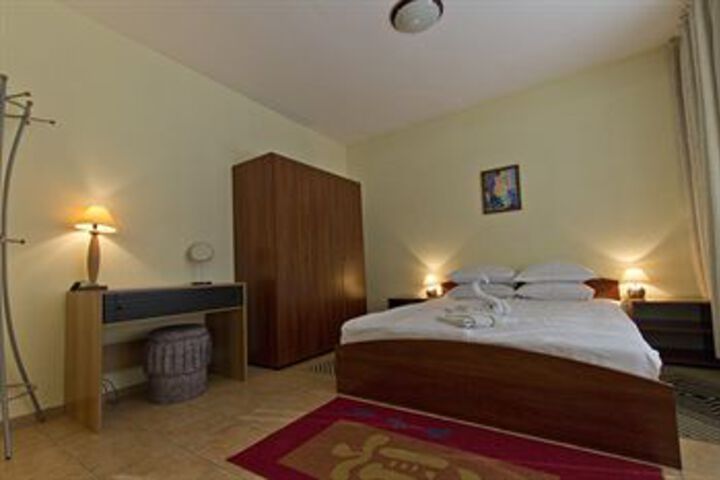Room 14 of 27