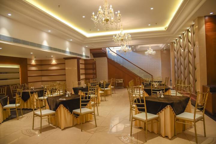 Ballroom/Hall 22 of 27