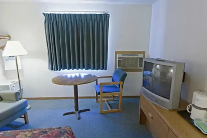 Room 4 of 10