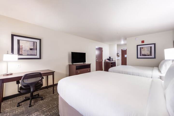 2 Queen Guestroom with Audible Visual Alert (4 of 7)