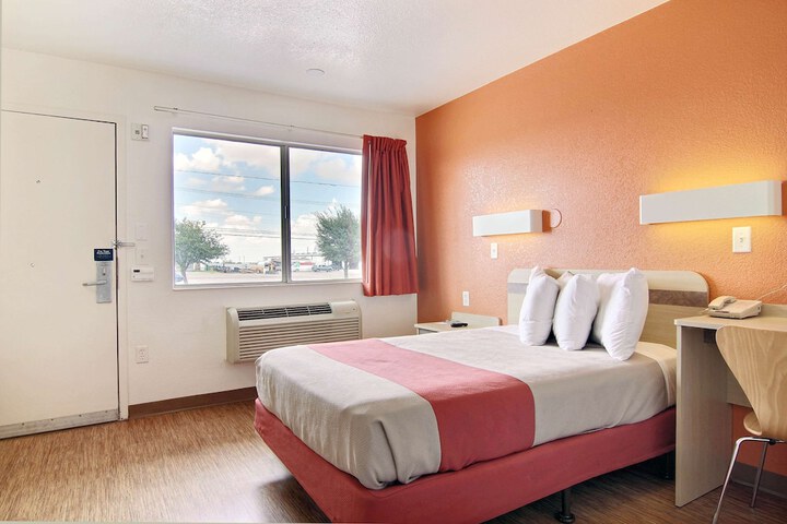 Room 8 of 32