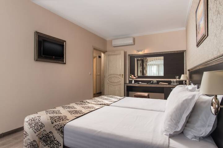Room 7 of 80