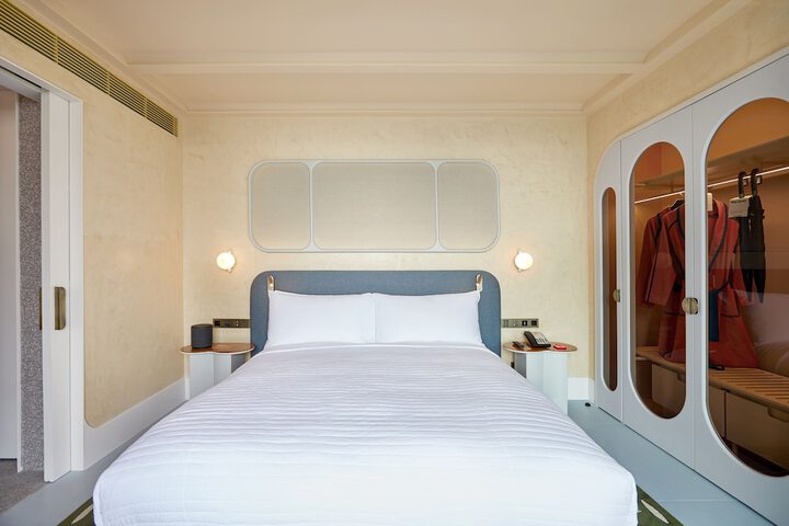 Room 17 of 141